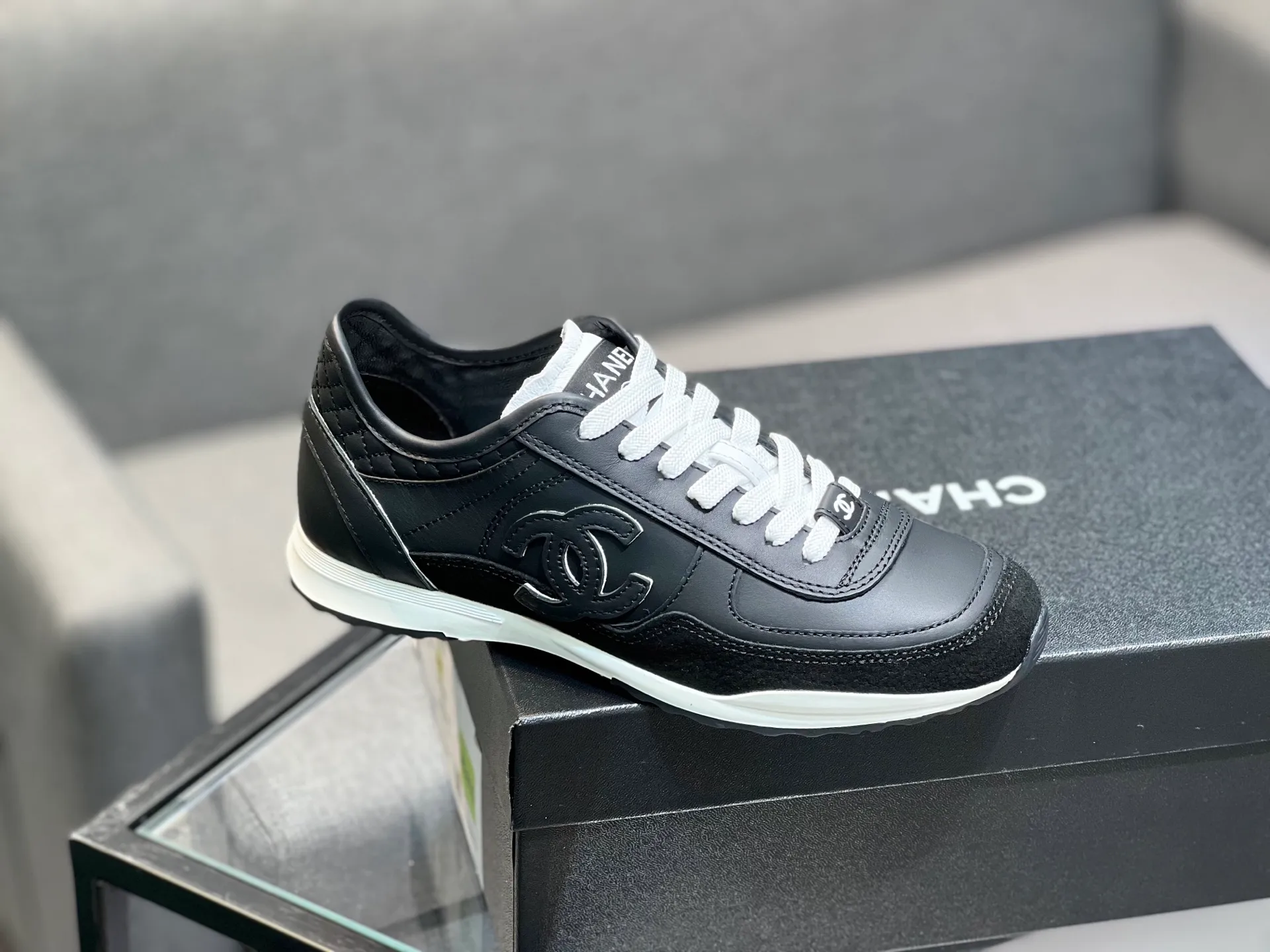 Men's men's shoes 💰620 Exclusive real shot (top version) CHANEL Chanel 2025ss color matching thick-soled casual sports shoes and sneakers. The counter is synchronized. The counter is very popular. A shoe that is very difficult to buy. The most popular thick-soled panda shoes on the Internet. It can be imagined that Xiaoxiang control can't miss it. It has both good looks and comfort. Simple and versatile white shoes. The thick sole increases the height and is super versatile. Close your eyes and wear it. Whoever wears it will look better. Upper: calfskin Lining: imported sheepskin lining Outsole: TPU original outsole Size: 35-44 (customized for women 41 and 40, and 45 for men)